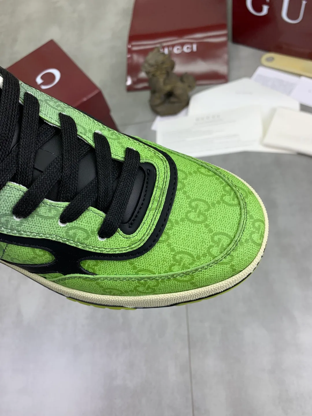 Men's men's shoes 💰P542 new Gucci Gucci couple 🧑‍🤝‍🧑 autumn and winter low-end catwalk casual sneakers, top version! Oil edge craftsmanship. New model for early spring, creating a perfect style, cool and sassy, ​​c-position fashionable wear, classic shoe style with retro and futuristic feel, showing exquisite texture! Open mold to customize high-density outsole. Comes fully packaged. Code number: 40-45 Fabric: Imported calfskin punching Lining: Imported original sheepskin lining